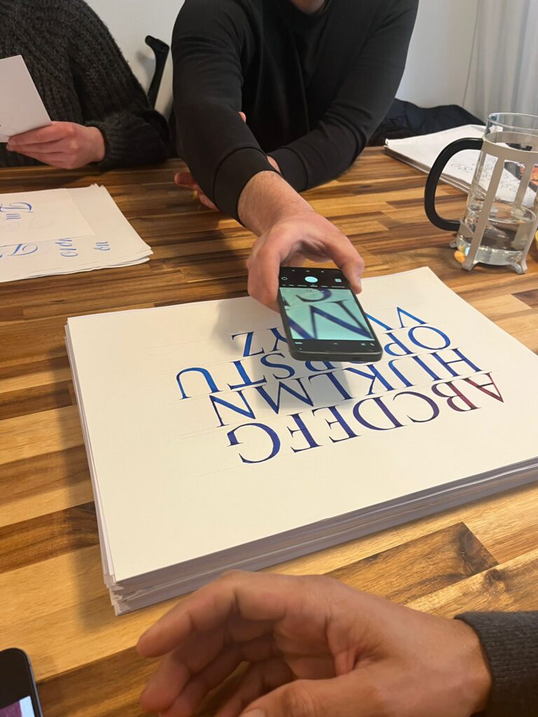 Planche abécédaire calligraphiée en dégradé de couleurs.