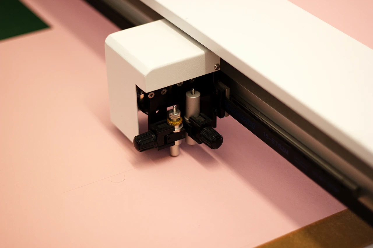 La découpe numérique : le couteau suisse pour la marqueterie papier et la création artisanale
