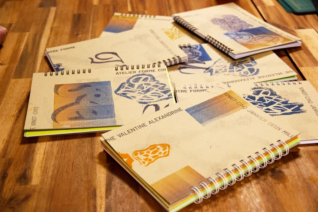 Vue de l’ensemble des carnets de notes uniques réalisés à l’atelier Forme contre forme.