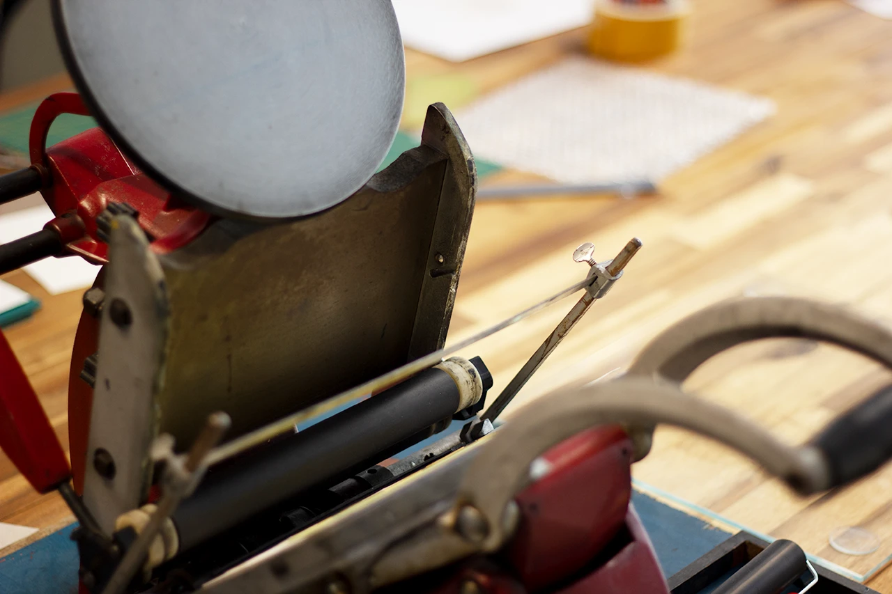 La légendaire presse à épreuve rouge Adana : un voyage dans l&rsquo;histoire de l&rsquo;imprimerie artisanale
