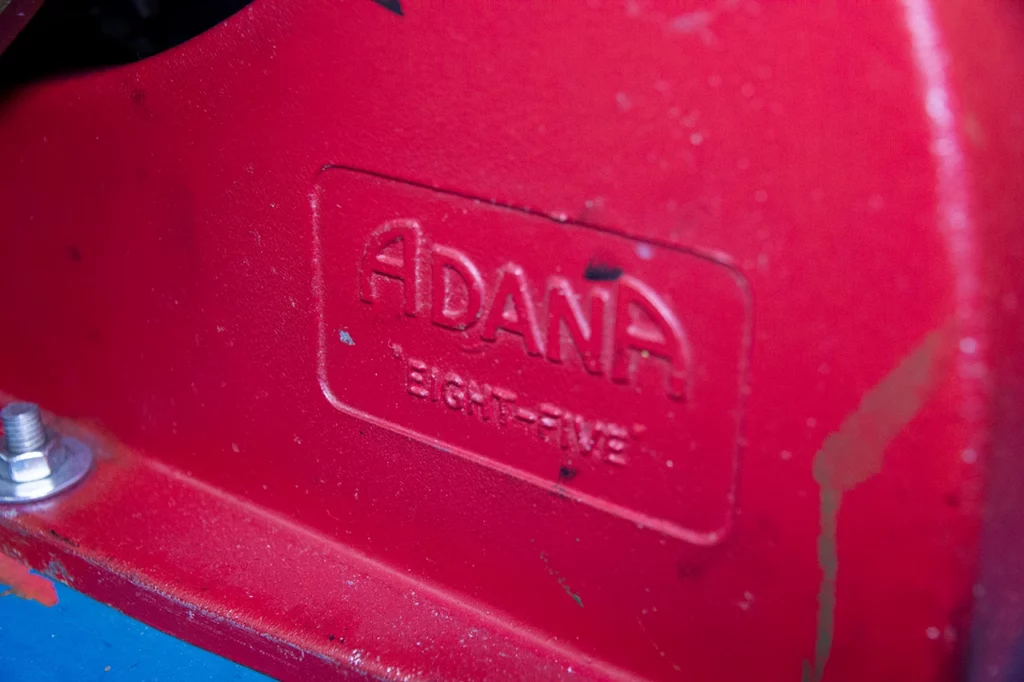 Zoom sur l’emblématique presse typographique rouge Adana 8x5. Zoom sur l’emblématique presse typographique rouge Adana 8x5.
