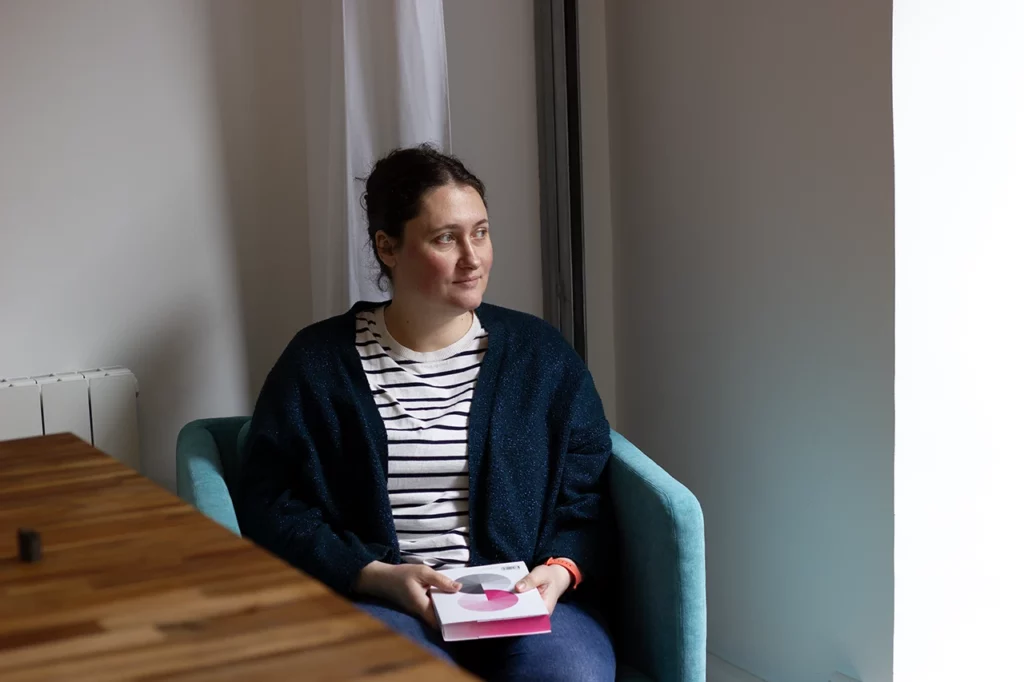 Alexandrine installée dans son coin lecture et détente.