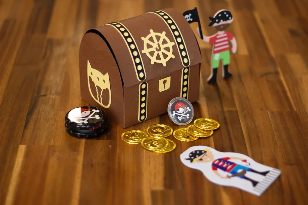 Coffre-fort réalisé pour un anniversaire sur la thématique « pirate » et un clin d’œil avec une chouette qui représente la ville de Dijon.