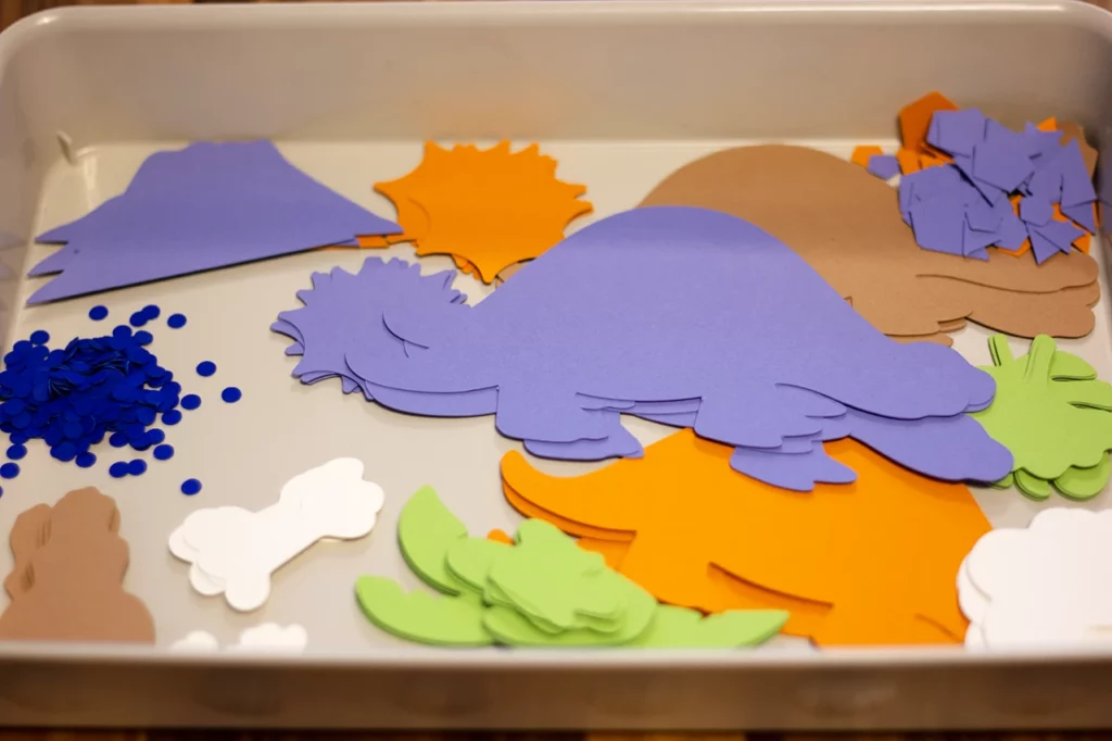 Formes réalisées pour un anniversaire sur la thématique « dinosaure », avec des volcans, des plantes, des ossements et des dinosaures. J’ai réalisé le design des formes sur ordinateur puis effectué la découpe sur ma table de découpe numérique.