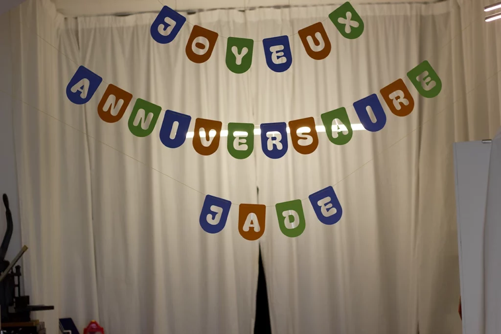 Guirlande « Joyeux anniversaire » évidée pour faire apparaître les lettres.