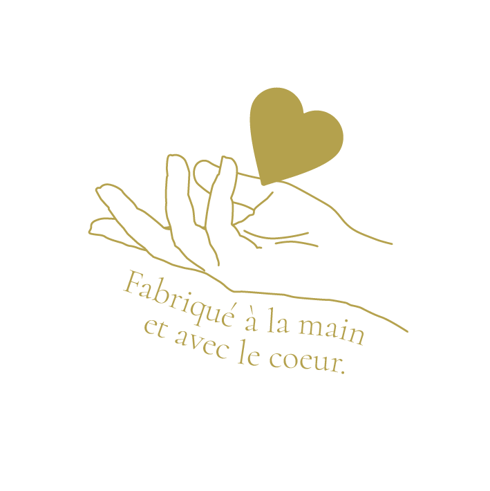 Logo "Fabriqué à la main et avec le coeur" de l'atelier Forme contre forme. Logo "Fabriqué à la main et avec le coeur" de l'atelier Forme contre forme.
