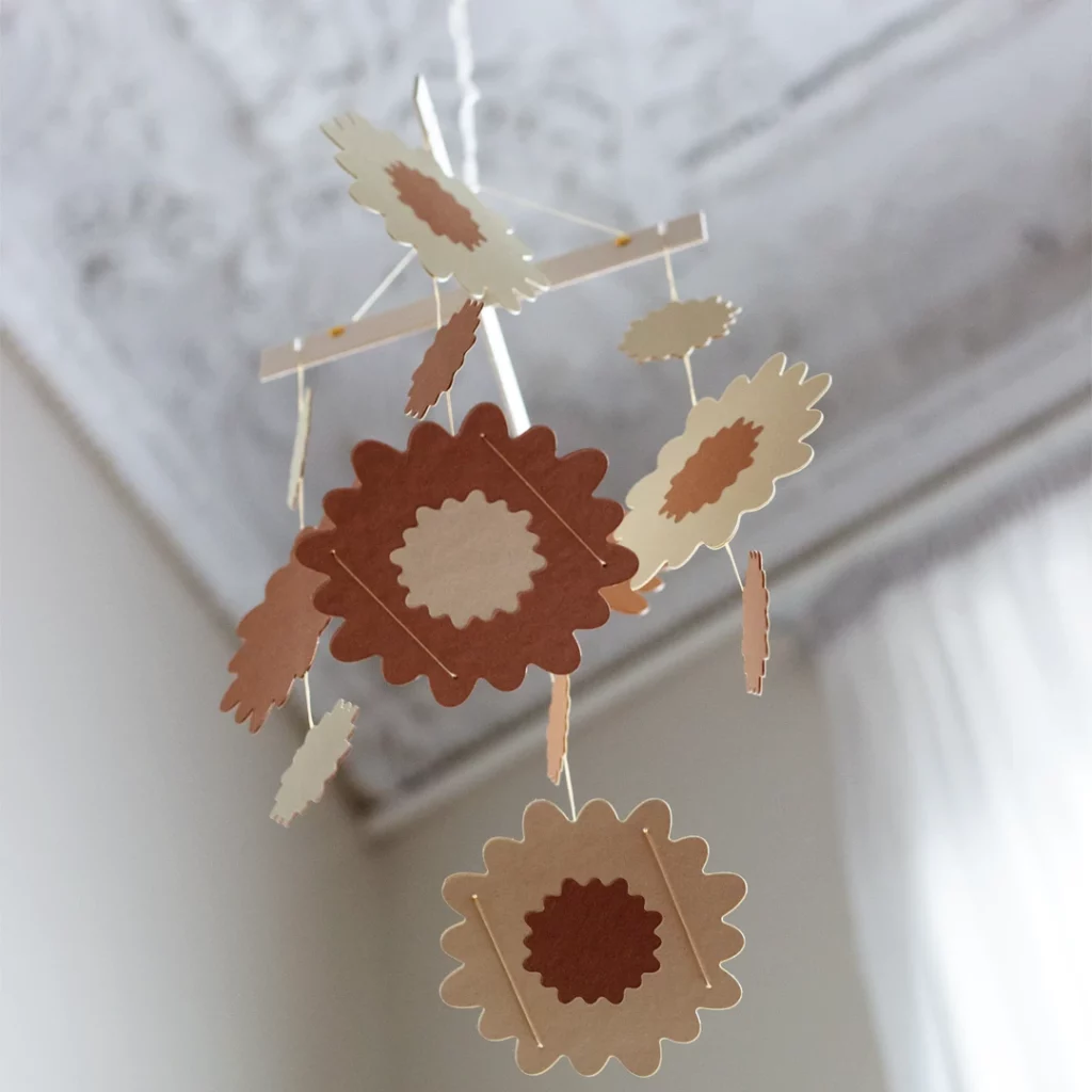 Mobile bébé en marqueterie de papier personnalisable, cocos et vieux blanc, vue de dessous fleur