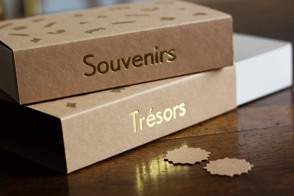 Petites boîtes à souvenirs et trésors personnalisables, couleur cocos, avec impression artisanale à la presse Adana et dorure à chaud. Petites boîtes à souvenirs et trésors personnalisables, couleur cocos, avec impression artisanale à la presse Adana et dorure à chaud.