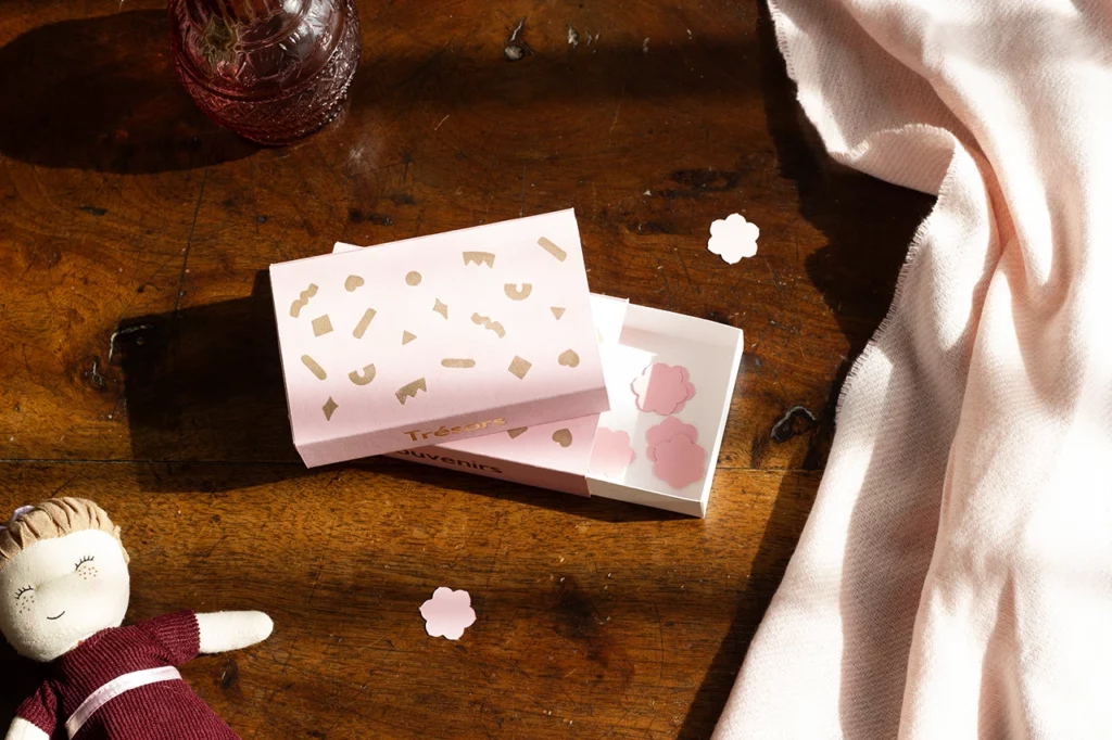 Petites boîtes à souvenirs et trésors personnalisables, couleur rose, avec impression artisanale à la presse Adana et dorure à chaud.