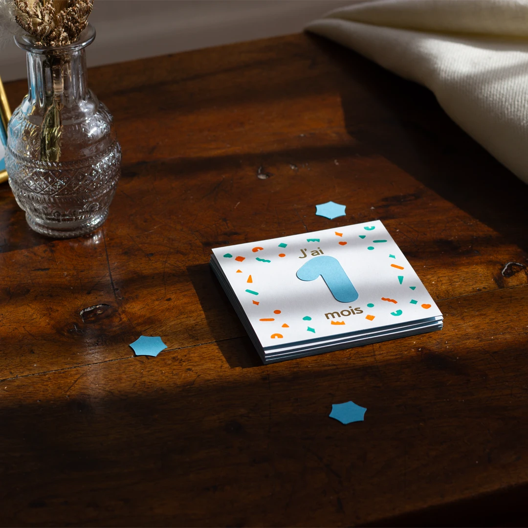 Set de 12 cartes mois anniversaire personnalisable, bleu, 1 mois, vue de haut