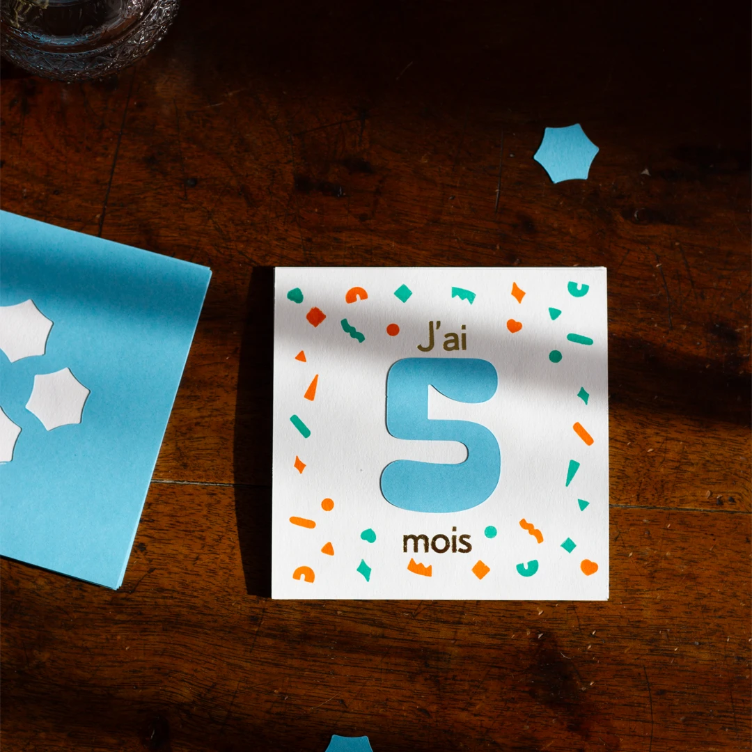 Set de 12 cartes mois anniversaire personnalisable, bleu, 5 mois, formes géométriques, vue de haut