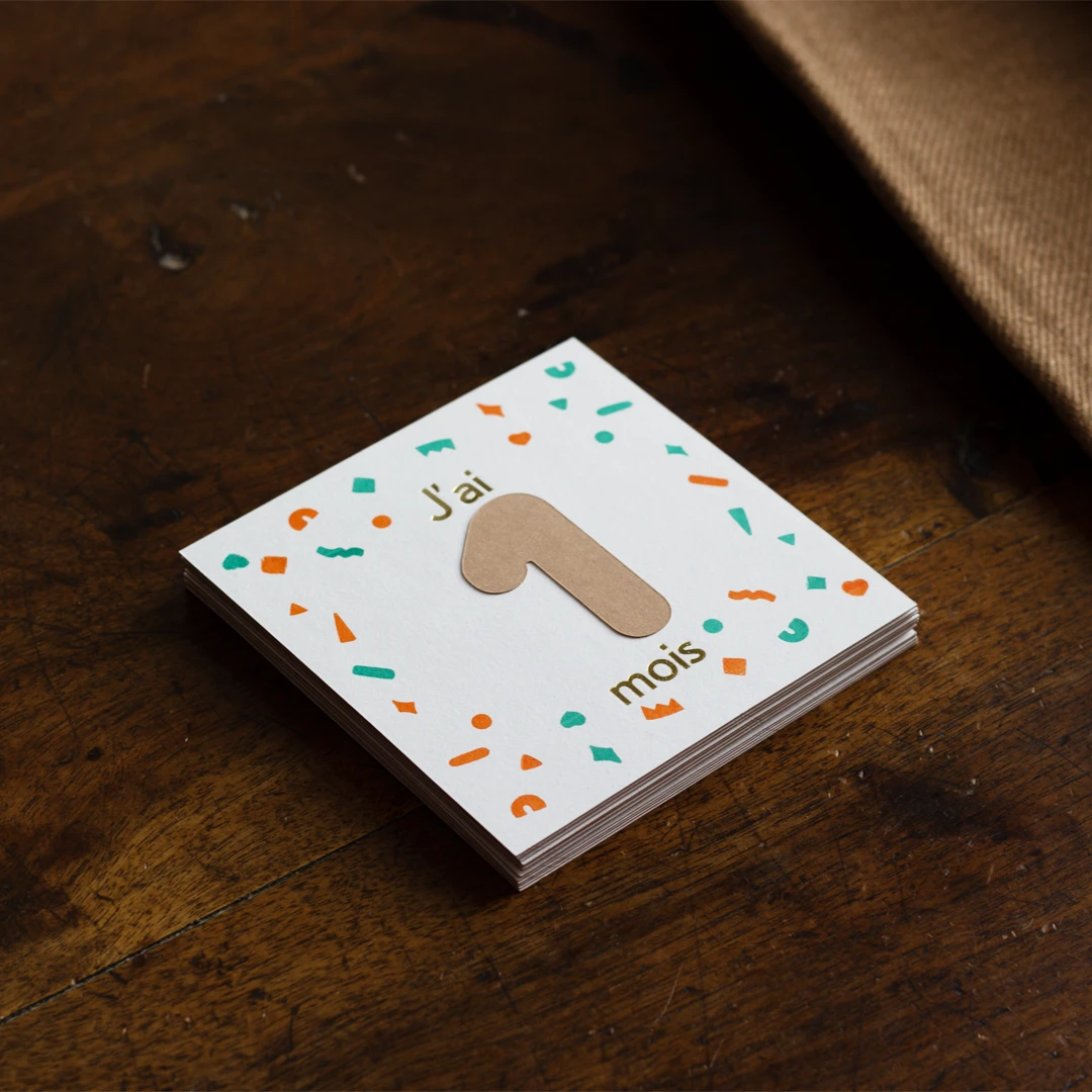 Set de 12 cartes mois anniversaire personnalisable, cocos, 1 mois, vue de haut zoom
