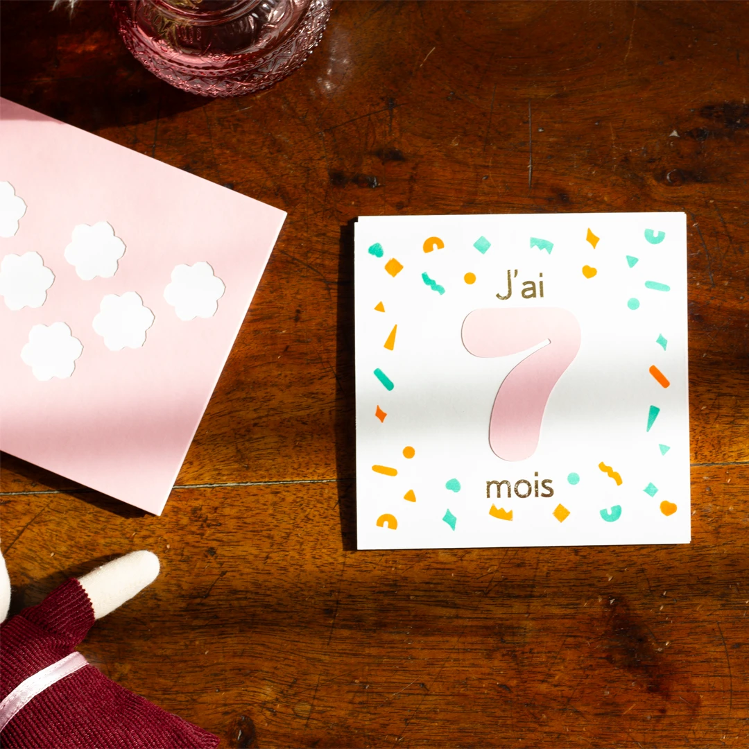 Set de 12 cartes mois anniversaire personnalisable, rose, 7 mois, formes géométriques, vue de haut