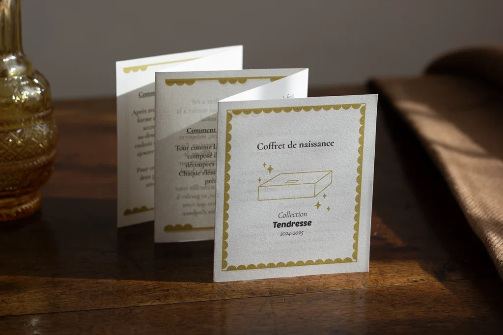 Vue de la notice et du guide d'utilisation du coffret de naissance de la collection Tendresse 2024 - 2025. Vue de la notice et du guide d'utilisation du coffret de naissance de la collection Tendresse 2024 - 2025.