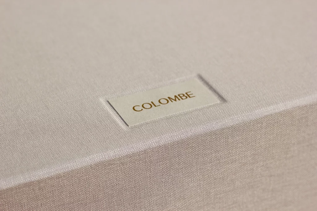 Zoom sur le prénom Colombe doré à chaud sur le coffret de naissance en toile rose de la collection Tendresse 2024 - 2025.
