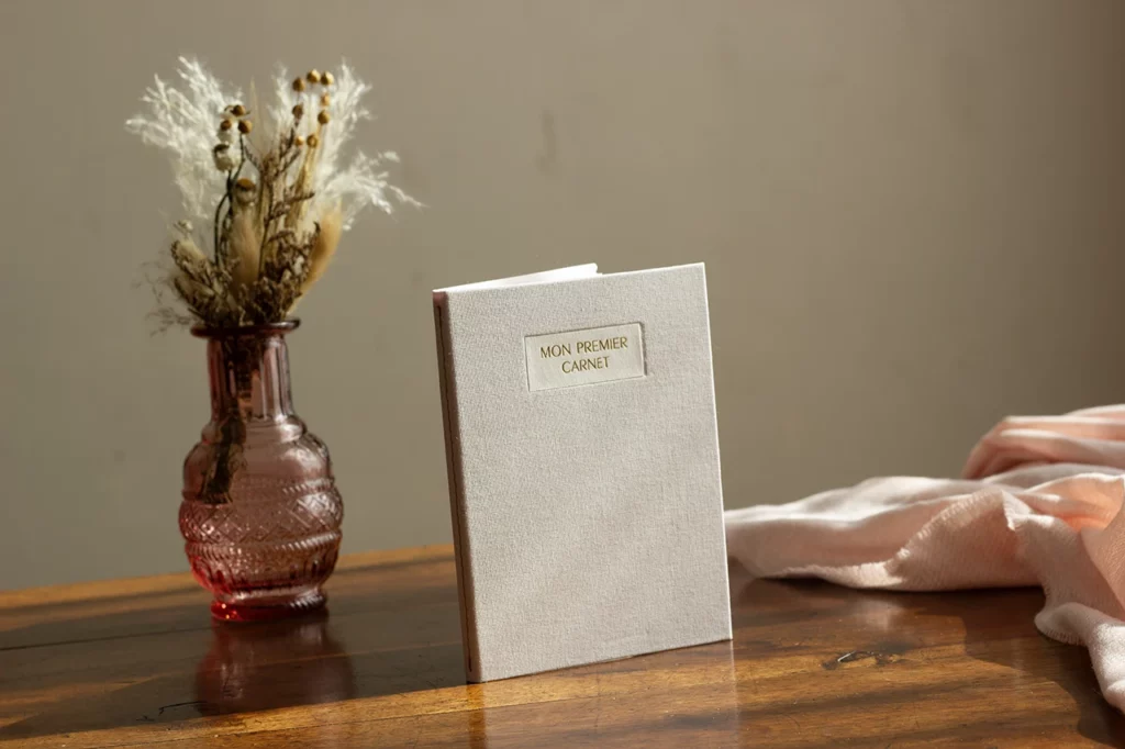 Dorure à chaud traditionnelle sur toile de reliure – carnet de naissance.