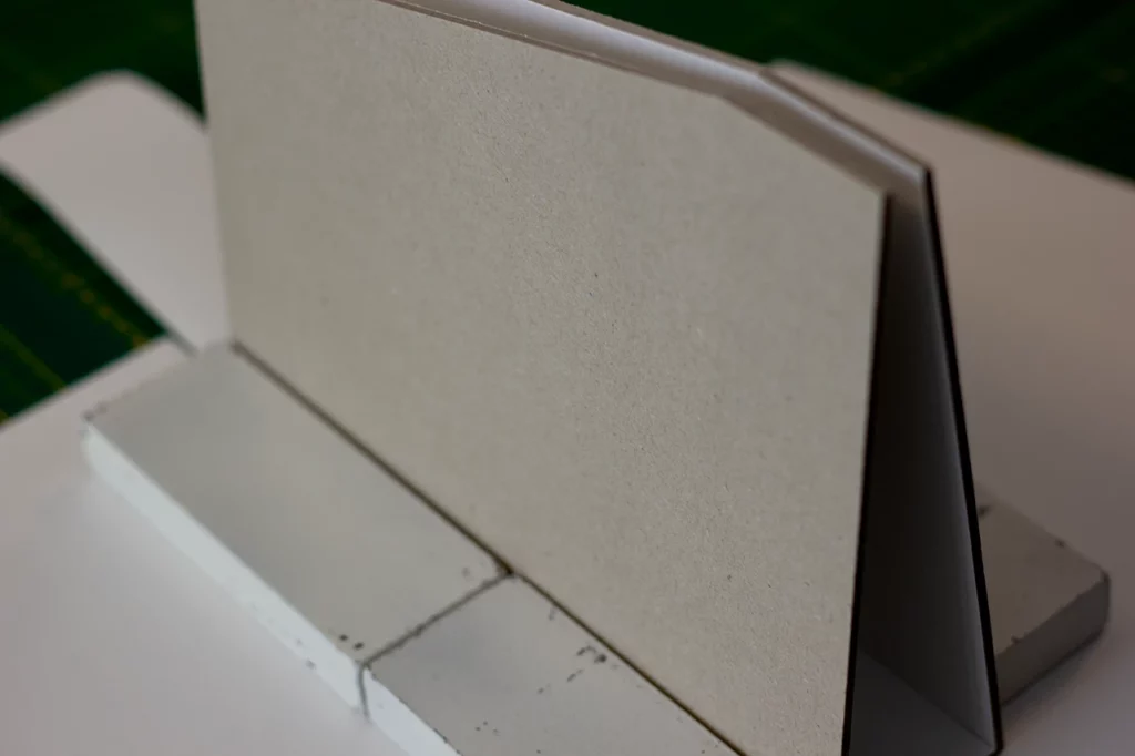 Montage du prototype en carton gris avant l’étape de rembordage.