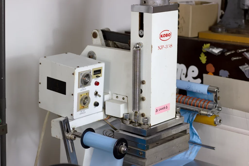 Presse à dorer Kobo KB-338, utilisée dans mon atelier Forme contre forme. Presse à dorer Kobo KB-338, utilisée dans mon atelier Forme contre forme.