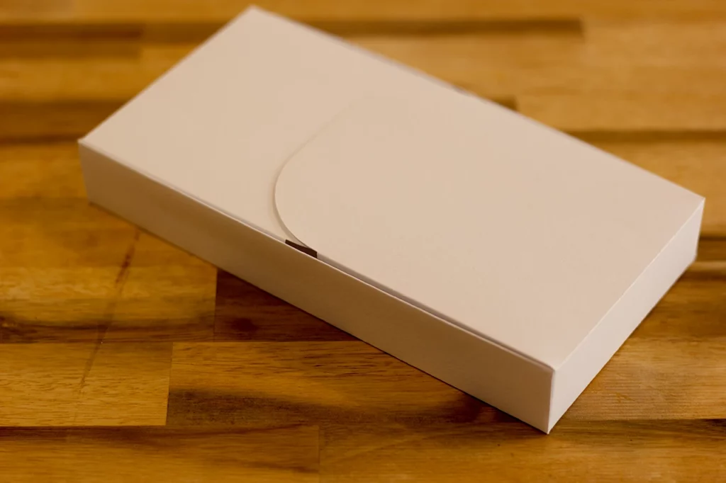 Prototype d’une boîte conçue pour transporter un mobile de bébé.