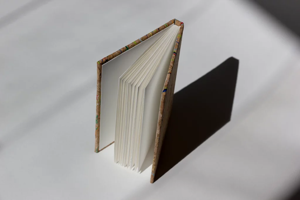 Carnet fait main à l’atelier Forme contre forme, cousu à la main, avec une couverture en toile de liège Wonderland de chez HZCORK — vue de face, ouvert.