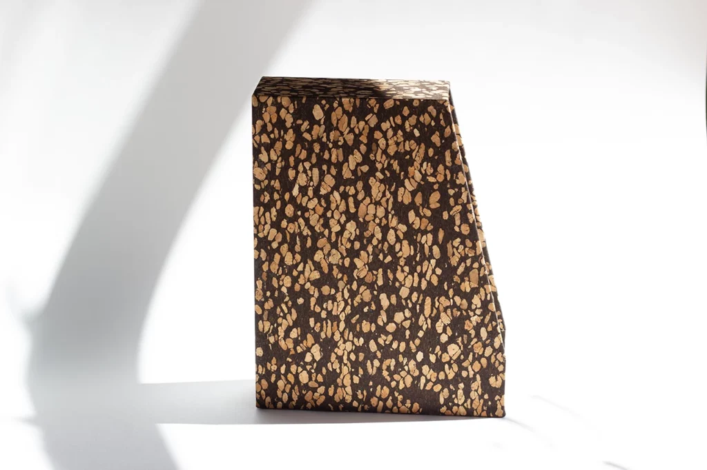 Porte-revues vu de côté, recouvert de toile de liège Espresso de chez HZCORK.