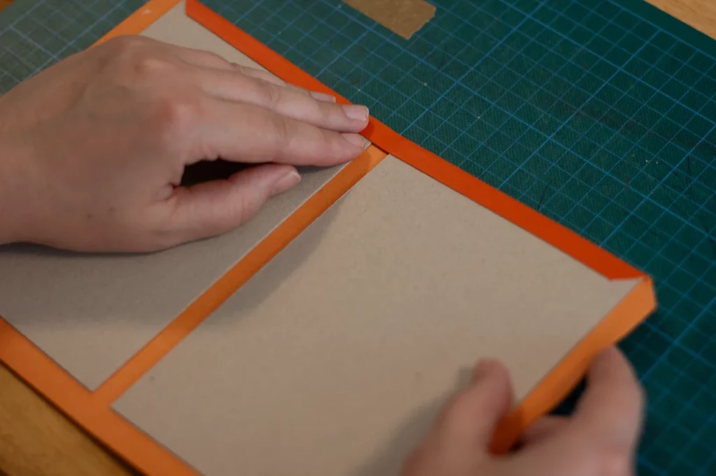 Rembordage de la couverture en cuir de pomme orange.