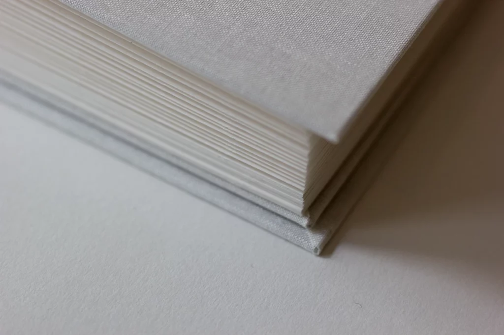 Livre d’or fermé – vue rapprochée.