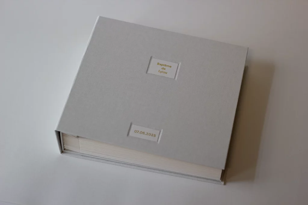 Livre d’or terminé, à plat, en toile du Marais nude de chez Winter & Company – vue de dessus.