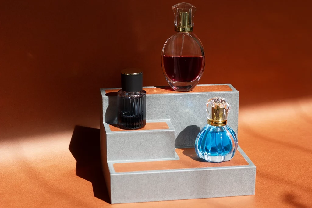 Présentoir à parfum en papier Favini Tokyo avec trois flacons.