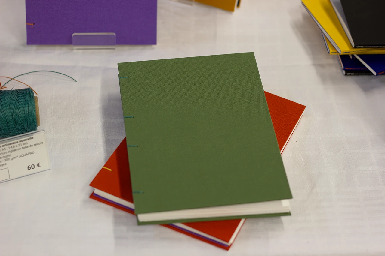 Carnets aquarelle avec reliure copte en fil de lin ciré artisanal et toile de reliure de reliure.