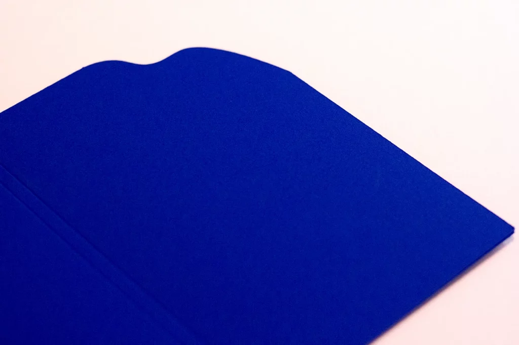 Couverture avec forme organique en papier de création tactile Curious Matter Adiron Blue, avant couture Singer.