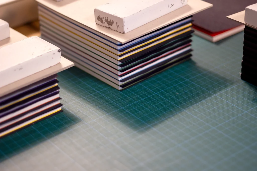 Mise sous presse des carnets Croqueurs avant massicotage (2).