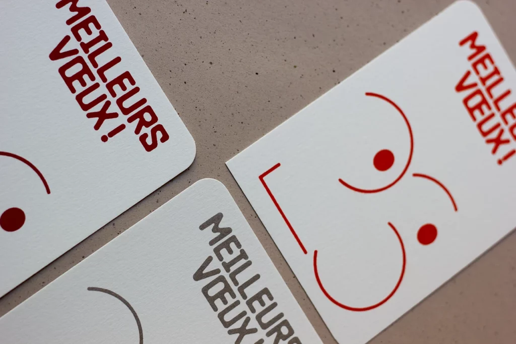 Carte de vœux simple « Bonhomme 26 », imprimée en letterpress à l’atelier, avec une création graphique confiée au studio MMONOKL (variante).
