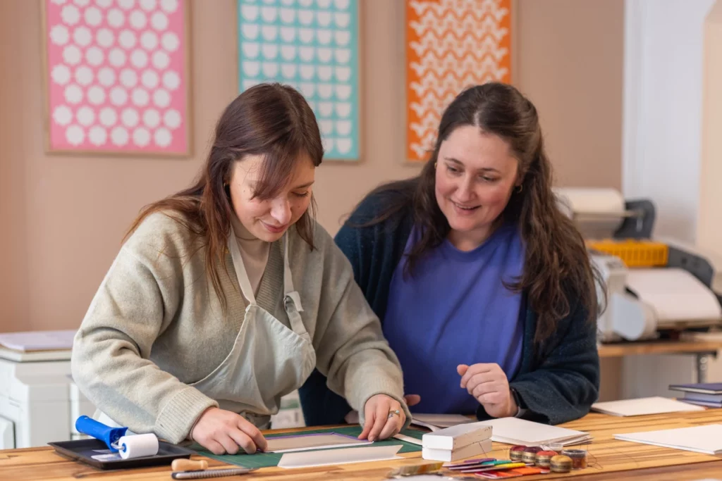 Fanny réalisant un carnet lors d’un atelier d’initiation à la reliure dans mon atelier Forme contre forme à Bordeaux.