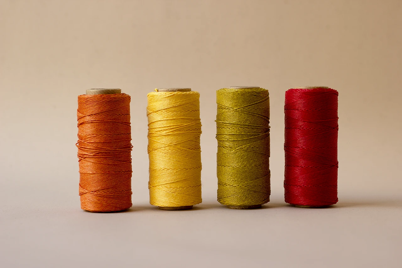 Nuancier de fils de lin ciré – gamme Terres & pigments chauds : Abricot · Jaune moutarde · Jaune ocre · Rouge