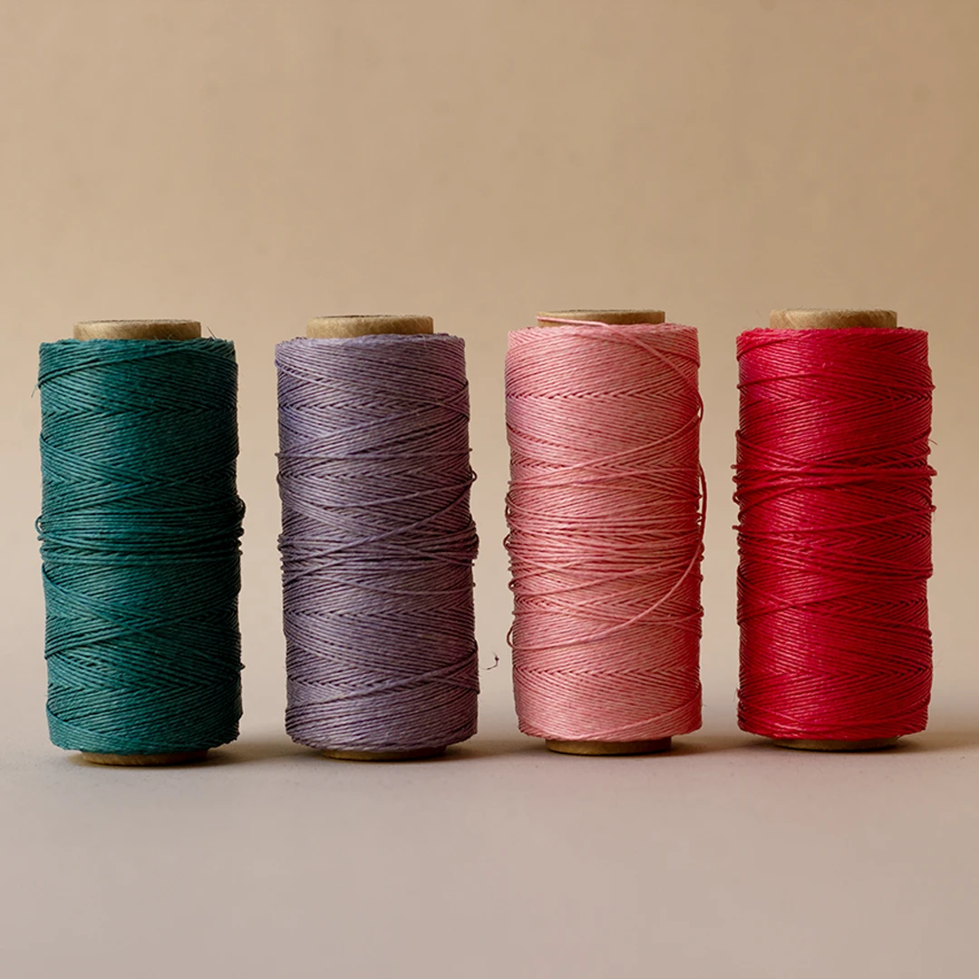 Nuancier de fils de lin ciré – gamme Végétaux & minéraux : Bleu canard · Lilas · Rose · Rose fuchsia