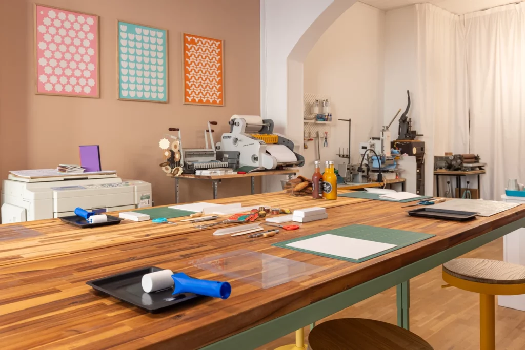 Vue de la table avec les accessoires pour un atelier d’initiation à la reliure dans mon atelier Forme contre forme à Bordeaux.