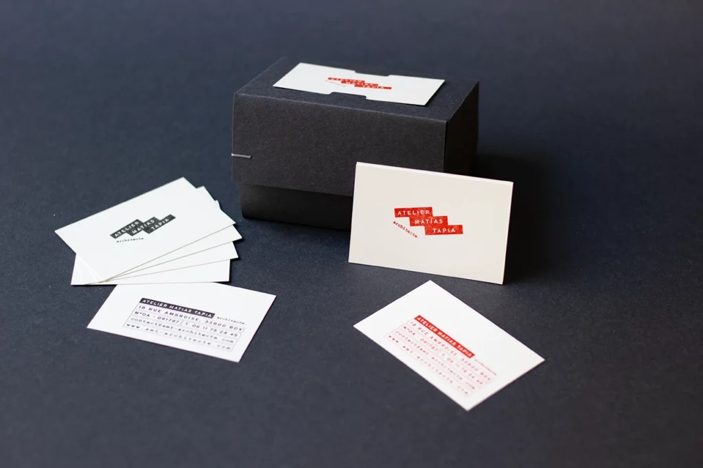 Présentation des cartes de visite de l’atelier Matias Tapia, architecte à Bordeaux, imprimées en version noire et en version rouge à l’atelier Forme contre forme.