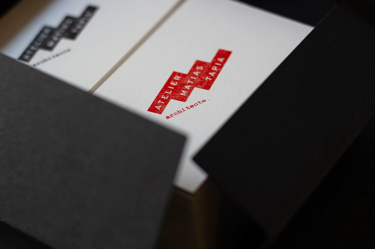 Cartes de visite en impression typographique : un projet letterpress brut et sensible pour l’architecte Matias Tapia