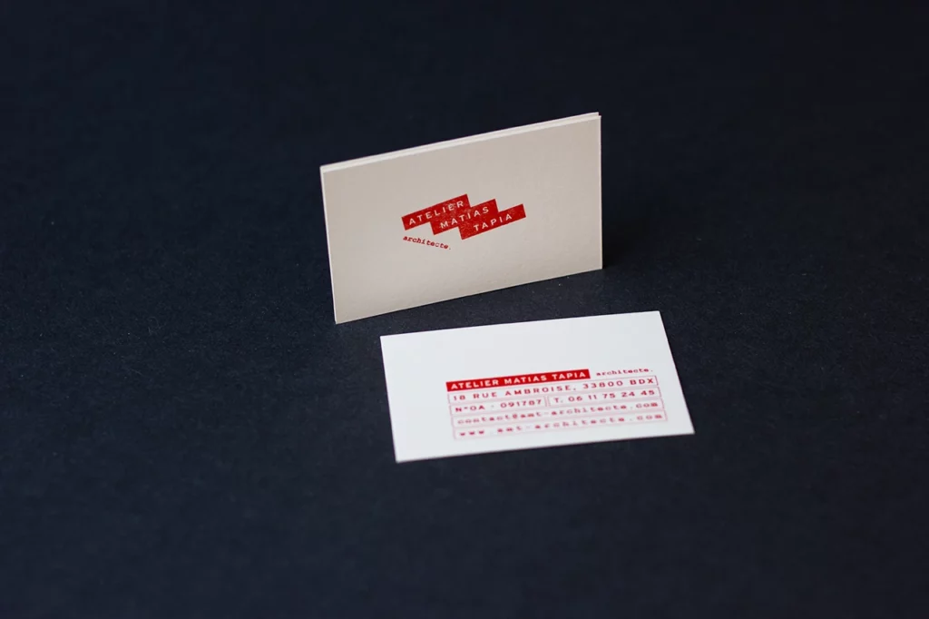 Zoom sur la carte de visite de l’atelier Matias Tapia (AMT), architecte à Bordeaux, imprimée en letterpress en encre rouge à l’atelier Forme contre forme.