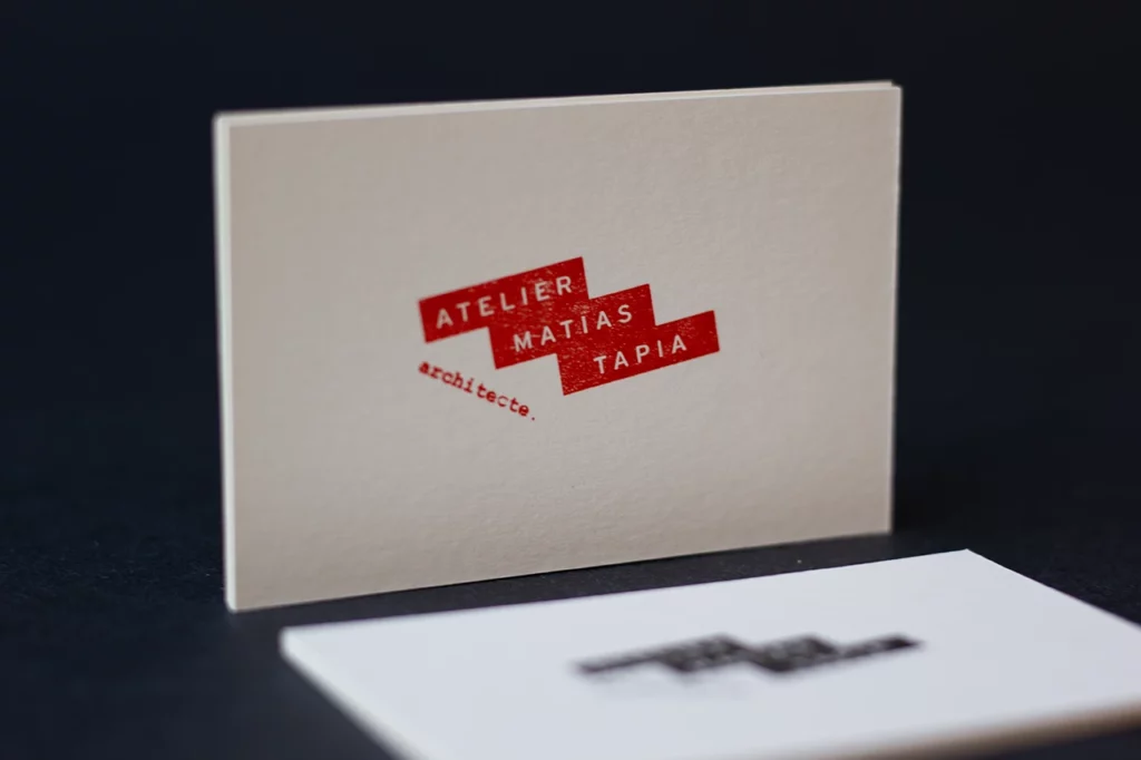 Zoom sur le recto de la carte de visite de l’atelier Matias Tapia, architecte à Bordeaux, imprimée en letterpress en encre rouge à l’atelier Forme contre forme.