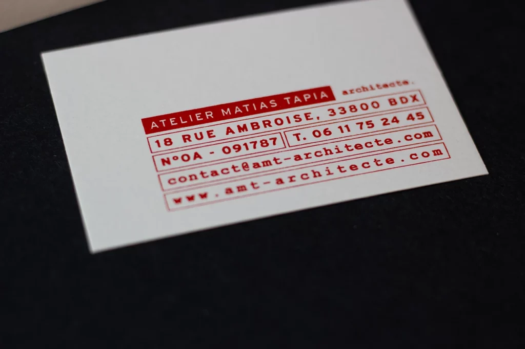 Zoom sur le verso de la carte de visite de l’atelier Matias Tapia, architecte à Bordeaux, imprimée en letterpress en encre rouge à l’atelier Forme contre forme.