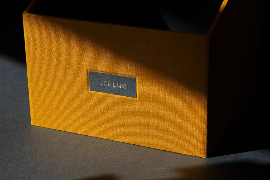Boîte de rangement rembordée en toile du Marais jaune moutarde, réalisée pour l’Atelier L’Or Libre — Atelier Forme contre forme, Bordeaux.