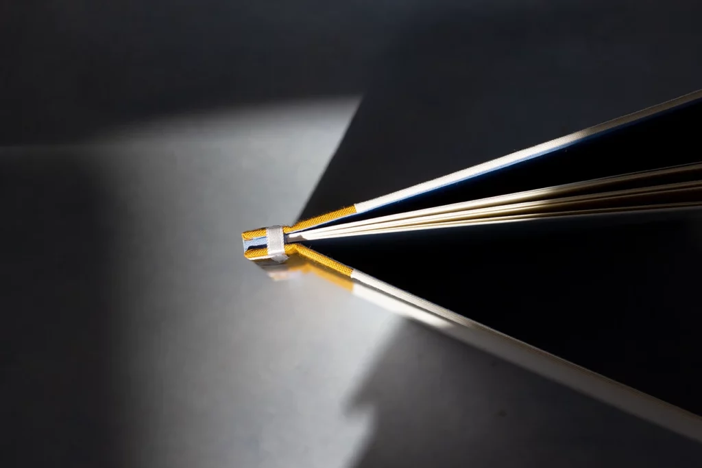 Zoom sur la structure d’un carnet ouvert en reliure japonaise — vue de dessus — Atelier Forme contre forme, Bordeaux.
