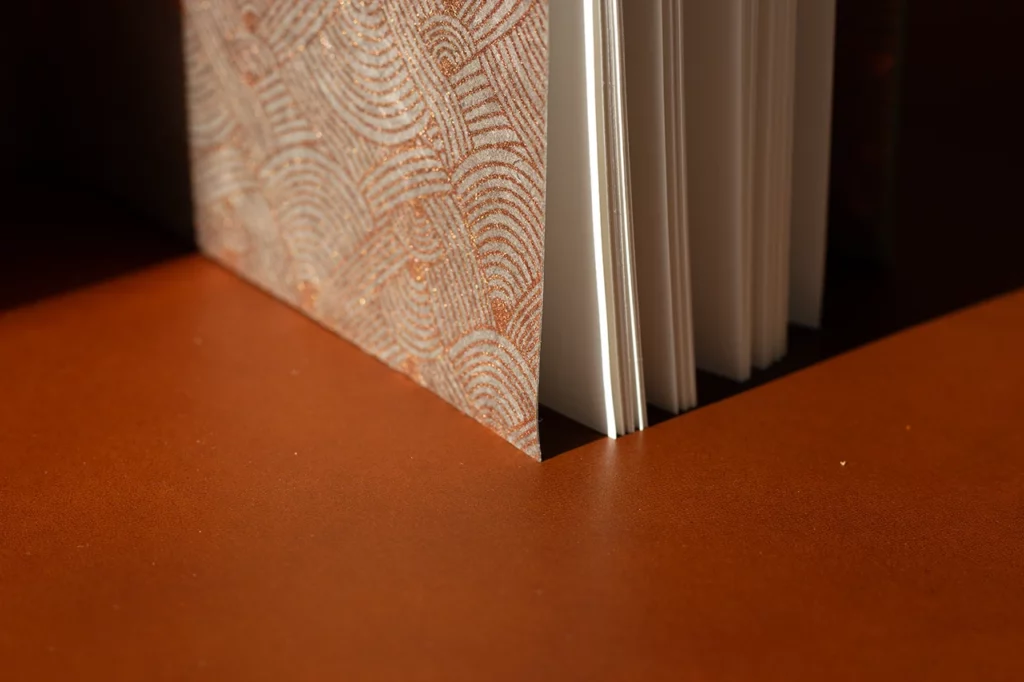 Zoom sur les pages de garde en papier népalais, carnet en toile vert olive et moutarde — Atelier Forme contre forme, Bordeaux — ouvert.