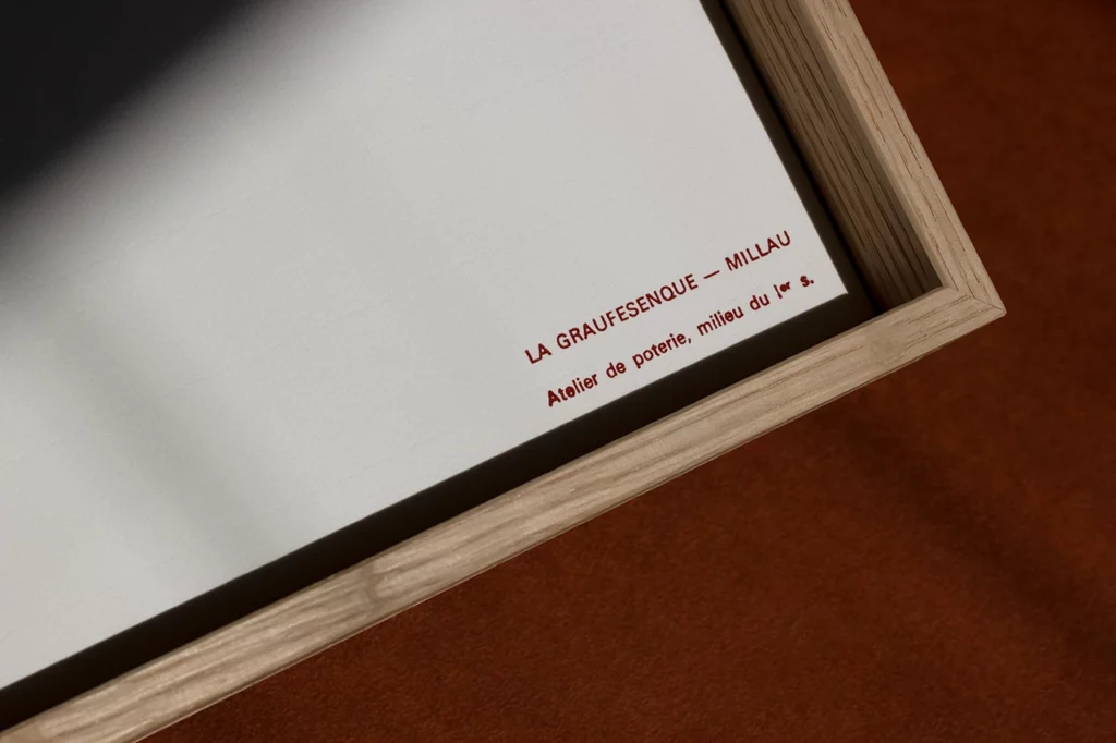 Détail du cartel en papier vergé avec dorure à chaud, réalisé pour un encadrement artisanal de tessons gallo-romains — Atelier Forme contre forme, Bordeaux.