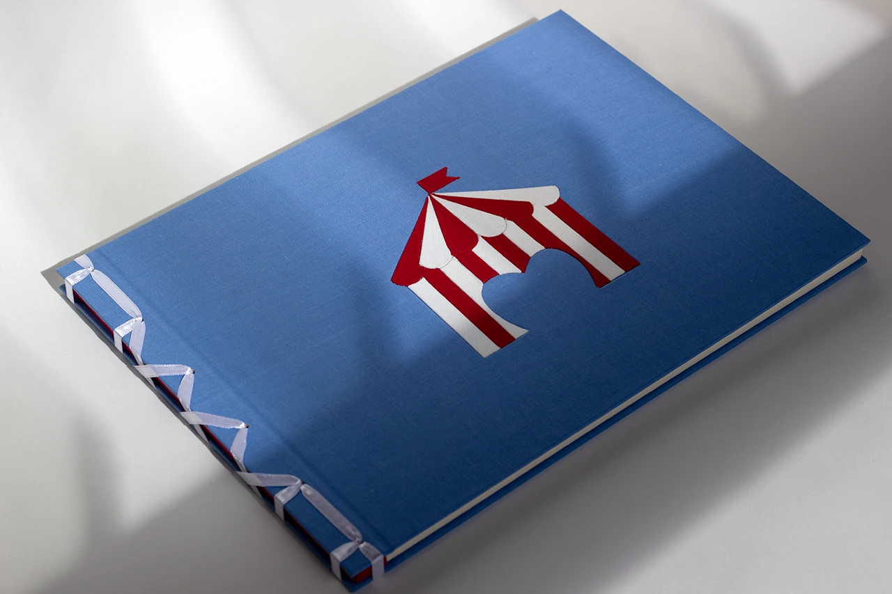 Livre sur mesure en reliure japonaise avec un travail de précision en marqueterie de toile sur la couverture — Atelier Forme contre forme, Bordeaux.