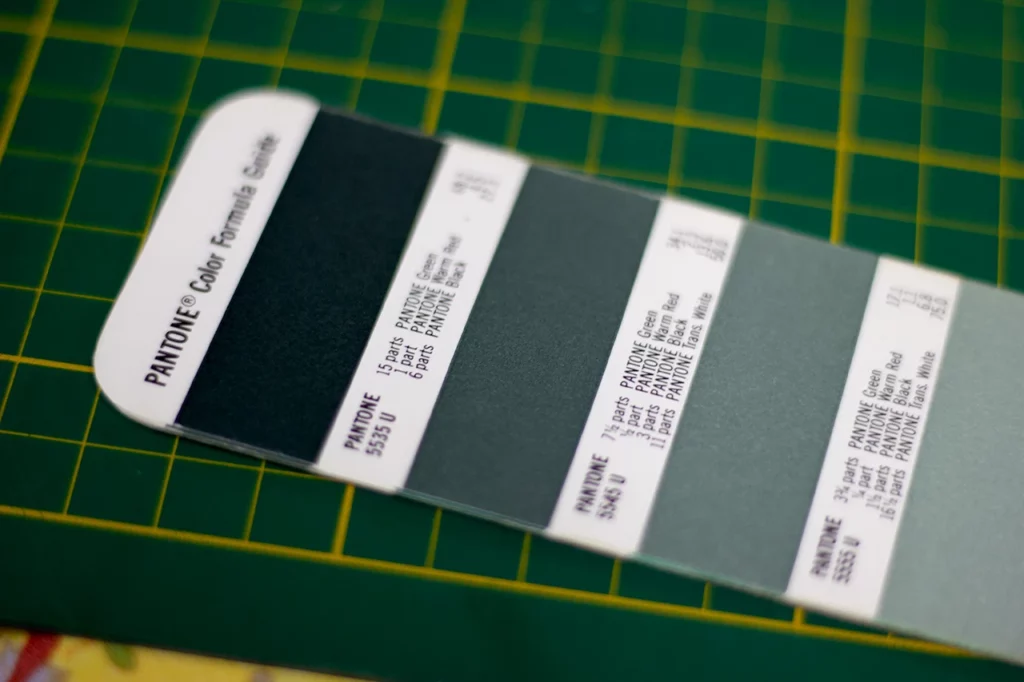Nuancier Pantone 5535 U sélectionné pour l’encre d’un faire-part de naissance en letterpress — Atelier Forme contre forme, Bordeaux.